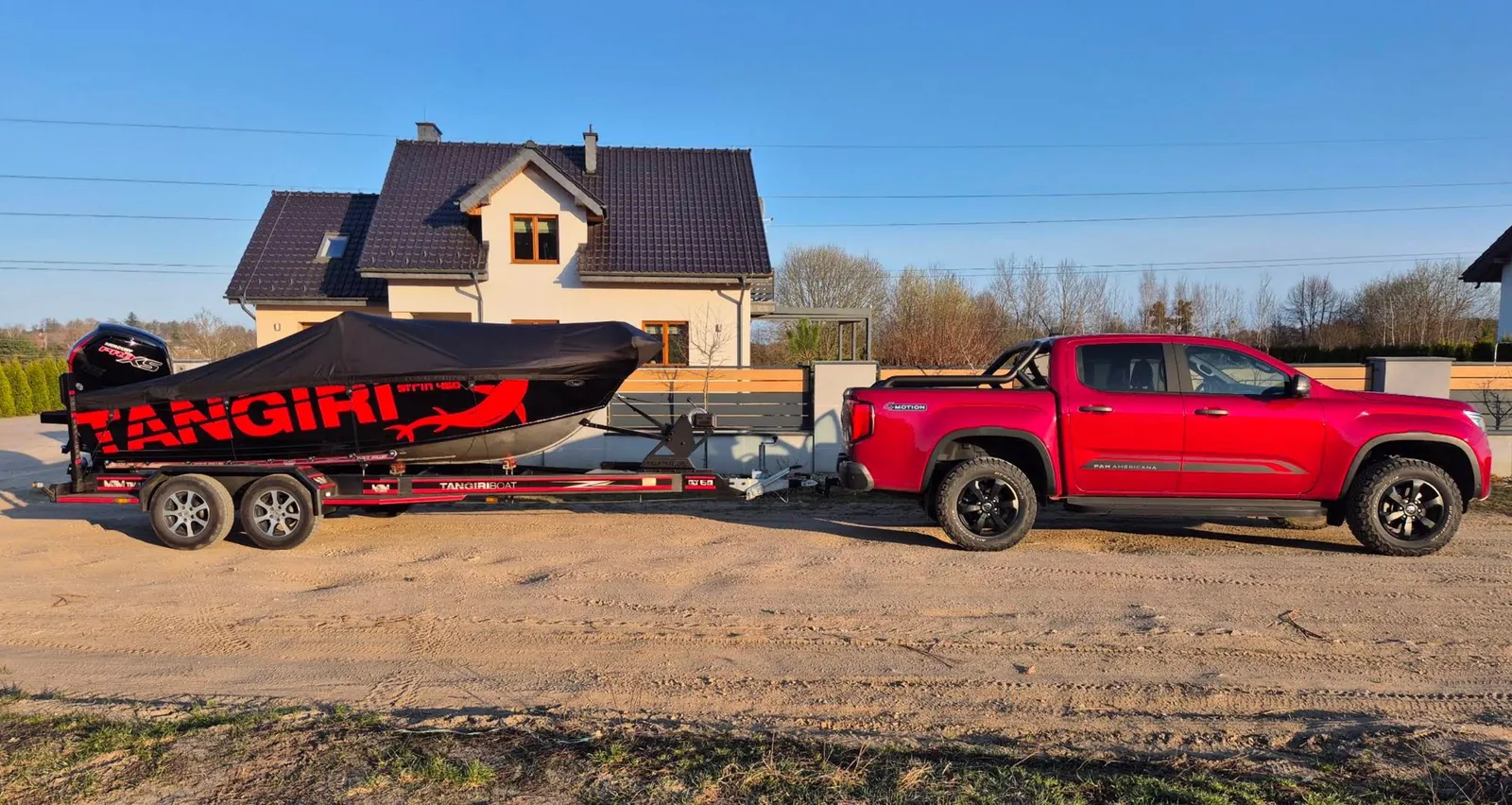 Strin 460 w czerni i czerwieni